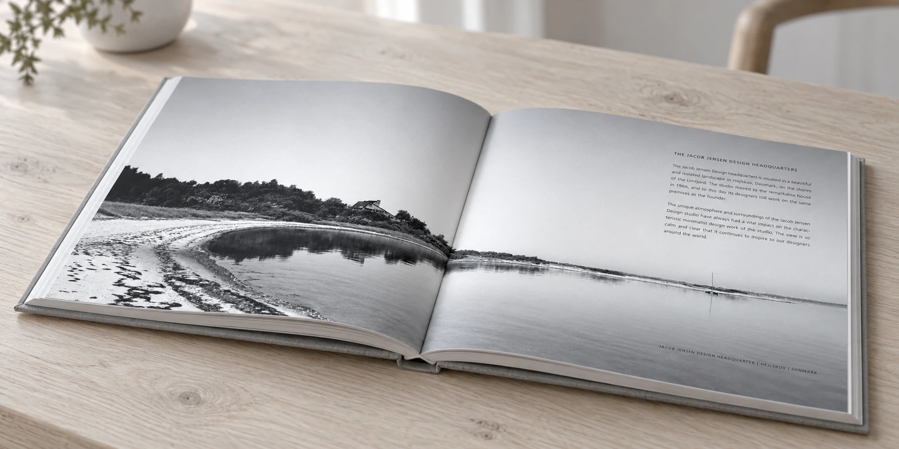 Åben Jacob Jensen Design-bog med sort-hvidt kystpanorama