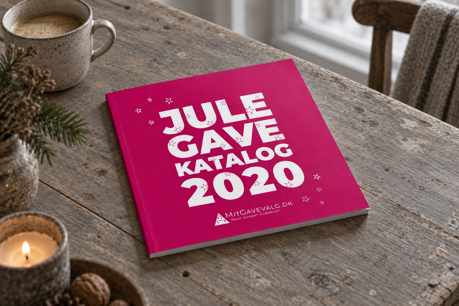 MitGavevalg julegavekatalog 2020 — forside på grå patineret bordplade